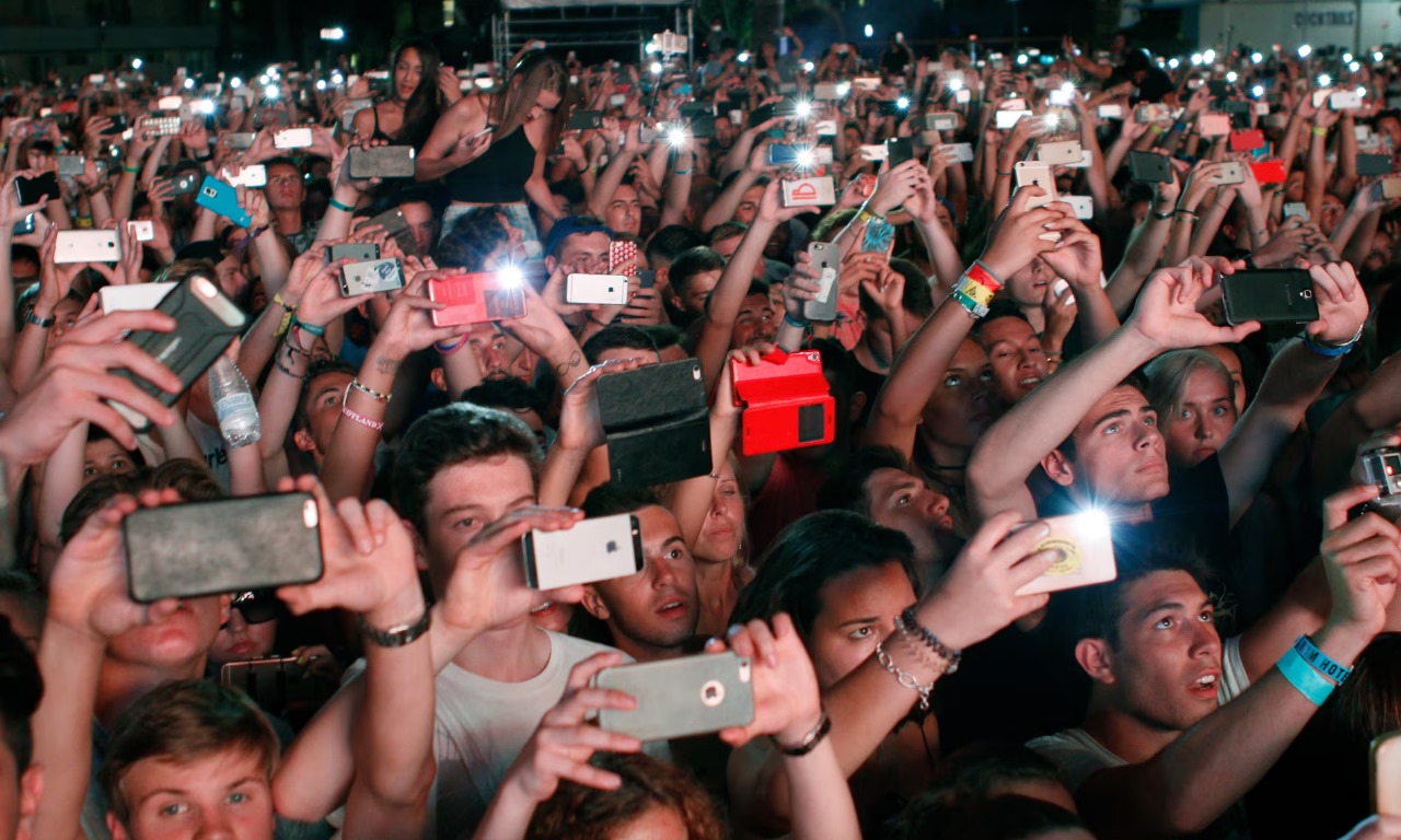 ¿Vivir o grabar? El dilema del celular en los conciertos